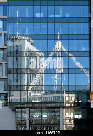 Reflexion der BT-Hauptquartier und Millennium Stadium in Central Square Bürogebäude in Cardiff, Wales UK KATHY DEWITT Stockfoto
