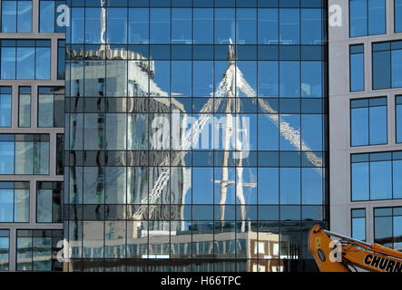 Reflexion der BT-Hauptquartier und Millennium Stadium im Büroneubau Central Square Cardiff, Wales UK KATHY DEWITT Stockfoto