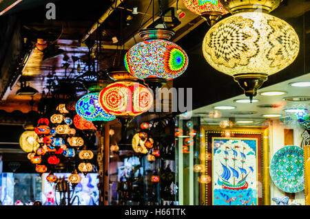 Glas Lampenschirme hängen vom Dach eines Ladens in Fethiye Markt, Türkei Stockfoto