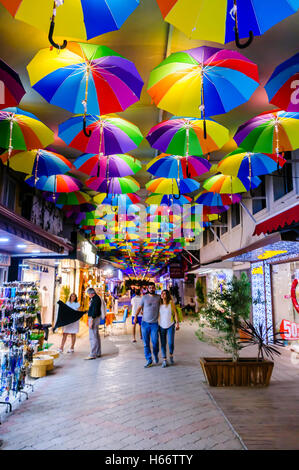 Bunte Schirme säumen das Dach des Marktes Fethiye, Türkei Stockfoto