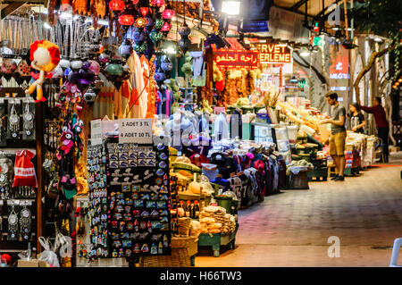 Geschäfte in Fethiye, Türkei mit Souvenirs, Essen, Kleidung etc. Stockfoto