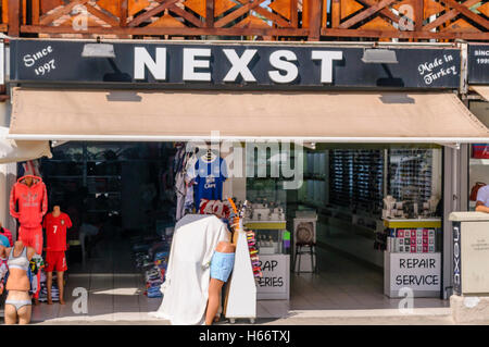 Kaufen Sie in der Türkei „Nexst“ (Next) ein, um gefälschte Kleidung, Sportswear und Uhren zu verkaufen Stockfoto