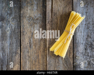 Rohe Spaghetti auf alten verwitterten Holztisch Stockfoto