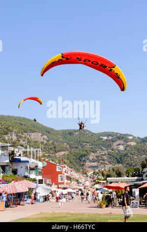 Oludeniz, Fethiye, Türkei. Oktober 2016. Dutzende von Gleitschirmen nehmen für die 17. Ölüdeniz International Air Games in den Himmel. Stockfoto