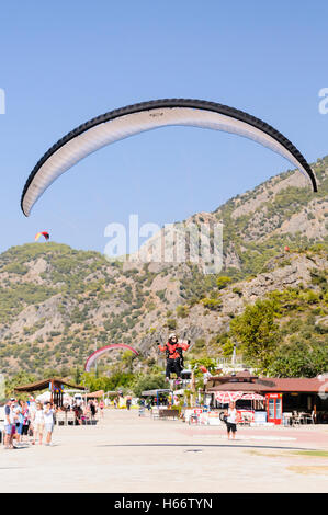 Oludeniz, Fethiye, Türkei. Oktober 2016. Dutzende von Gleitschirmen nehmen für die 17. Ölüdeniz International Air Games in den Himmel. Stockfoto