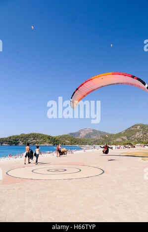 Oludeniz, Fethiye, Türkei. Oktober 2016. Dutzende von Gleitschirmen nehmen für die 17. Ölüdeniz International Air Games in den Himmel. Stockfoto