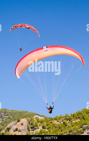 Oludeniz, Fethiye, Türkei. Oktober 2016. Dutzende von Gleitschirmen nehmen für die 17. Ölüdeniz International Air Games in den Himmel. Stockfoto