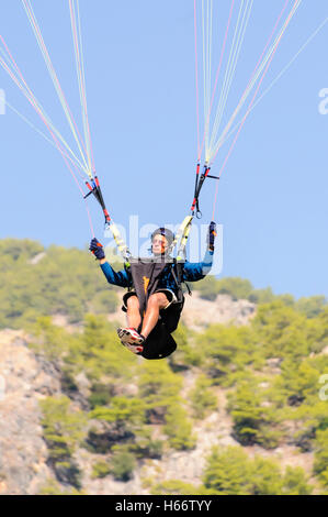 Oludeniz, Fethiye, Türkei. Oktober 2016. Dutzende von Gleitschirmen nehmen für die 17. Ölüdeniz International Air Games in den Himmel. Stockfoto