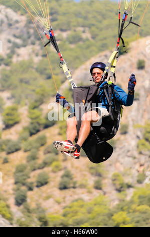 Oludeniz, Fethiye, Türkei. Oktober 2016. Dutzende von Gleitschirmen nehmen für die 17. Ölüdeniz International Air Games in den Himmel. Stockfoto