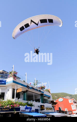 Oludeniz, Fethiye, Türkei. Oktober 2016. Dutzende von Gleitschirmen nehmen für die 17. Ölüdeniz International Air Games in den Himmel. Stockfoto