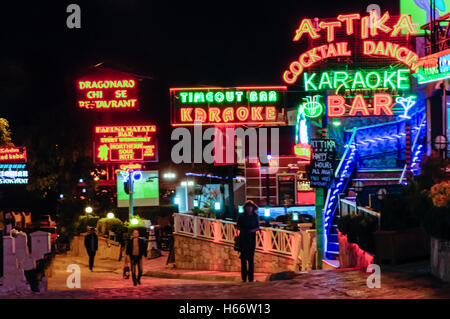 Geschäfte, Bars und Restaurants in Hisaronu, Oludeniz, Fethiye, Türkei mit Neon und LED Schilder in der Nacht. Stockfoto