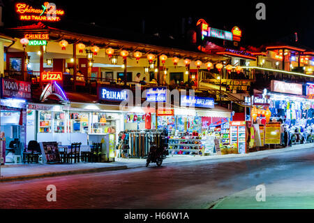 Geschäfte, Bars und Restaurants in Hisaronu, Oludeniz, Fethiye, Türkei mit Neon und LED Schilder in der Nacht. Stockfoto