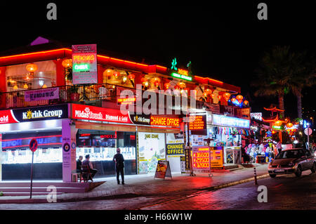 Geschäfte, Bars und Restaurants in Hisaronu, Oludeniz, Fethiye, Türkei mit Neon und LED Schilder in der Nacht. Stockfoto