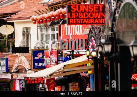 Geschäfte, Bars und Restaurants in Hisaronu, Oludeniz, Fethiye, Türkei mit LED Schilder Stockfoto