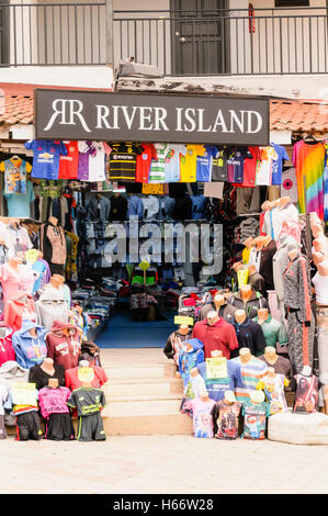 Kaufen Sie in der Türkei genannt "Flussinsel" verkaufen gefälschte Kleidung, Sportbekleidung und Fußball Tops ein. Stockfoto