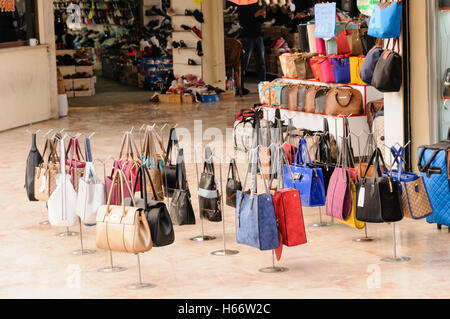 Geschäft in der Türkei, das gefälschte Designer-Handtaschen verkauft, einschließlich Radley, Michael Corrs, Mulberry, Prada usw. Stockfoto