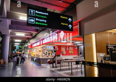 Burger King Restaurant in einem Flughafen mit Zeichen in Türkisch, Englisch und Russisch. Stockfoto