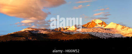 Panorama Ansicht des Longs Peak bei Sonnenaufgang mit rosa Wolken bilden über dem Gipfel Stockfoto