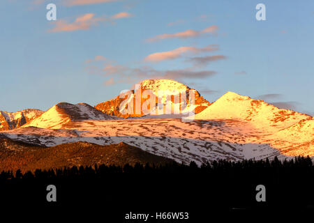 Panorama Ansicht des Longs Peak bei Sonnenaufgang mit rosa Wolken bilden über dem Gipfel Stockfoto