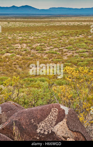 Fußabdrücke Felskunst an drei Flüssen Petroglyph Site über Tularosa Valley, San Andres Mountains in Ferne, New Mexico, USA Stockfoto