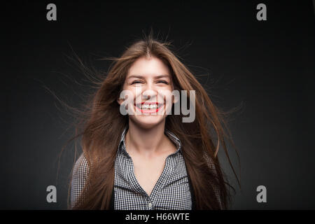 Entzückende Mädchen grinst. Stockfoto