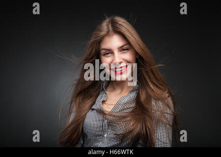 Entzückende Mädchen grinst. Stockfoto