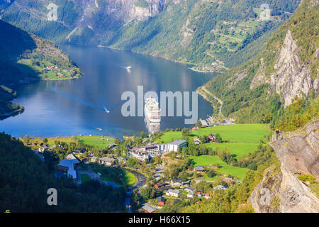 Kreuzfahrtschiff Aida Sol in den Geirangerfjord, gesehen vom Flydalsjuvet, Norwegen Stockfoto