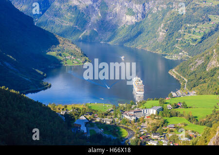 Kreuzfahrtschiff Aida Sol in den Geirangerfjord, gesehen vom Flydalsjuvet, Norwegen Stockfoto