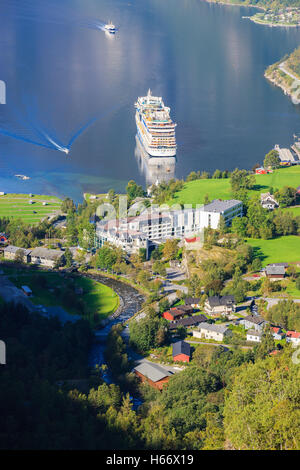 Kreuzfahrtschiff Aida Sol in den Geirangerfjord, gesehen vom Flydalsjuvet, Norwegen Stockfoto