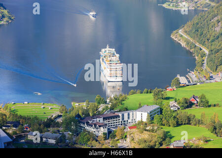 Kreuzfahrtschiff Aida Sol in den Geirangerfjord, gesehen vom Flydalsjuvet, Norwegen Stockfoto