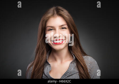 Entzückende Mädchen grinst. Stockfoto