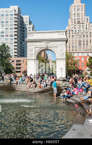 Washington Square Park zwischen Greenwich Village und East Village, zentralen Brunnen, Washington Square Arch, Manhattan Stockfoto