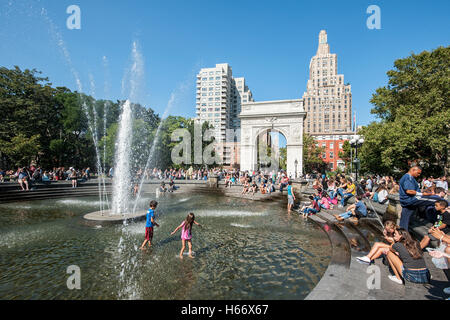 Washington Square Park zwischen Greenwich Village und East Village, zentralen Brunnen, Washington Square Arch, Manhattan Stockfoto