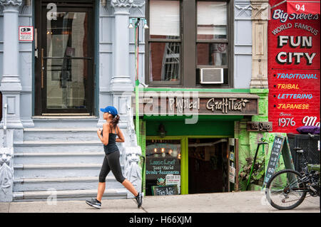 Tee-Shop physischen GraffiTea, im Erdgeschoss des Gebäudes auf Led Zeppelin Cover Physical Graffiti, St. Marks Platz, Manhattan Stockfoto