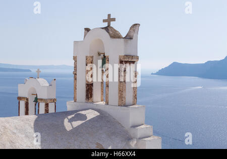 Glockentürmen über Kirche in Oia auf Santorin Stockfoto