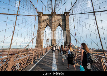 Brooklyn Bridge, Stahldraht Hängebrücke, East River verbindet die Stadtteile Brooklyn und Manhattan, New York City Stockfoto