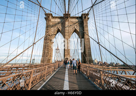 Brooklyn Bridge, Stahldraht Hängebrücke, East River verbindet die Stadtteile Brooklyn und Manhattan, New York City Stockfoto