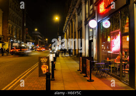 Deansgate im Zentrum von Manchester, einer der Hauptverkehrsadern der Stadt. Stockfoto