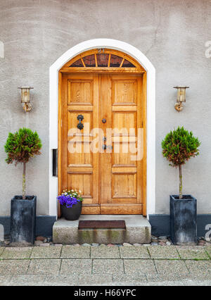 Bild der eleganten alten Tür in der schwedischen Stadt. Stockfoto
