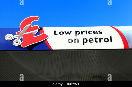 Niedrige Preise auf Benzin Schild, Preissenkung, Tesco-Tankstelle Hunstanton Norfolk England UK billig billiger Pfund Tankstellen Stockfoto