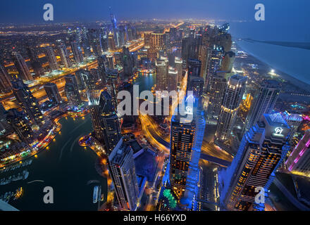 Bunte Skyline von Dubai Marina zur blauen Stunde von Draufsicht Stockfoto