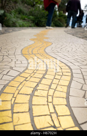 Das goldene Mosaik im Pflaster im mediterranen Biom im Eden Project, Bodelva, St Austell, Cornwall, UK Stockfoto