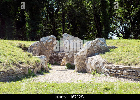 Nympsfield Long Barrow an einem sonnigen Sommertag in Gloucestershire, England UK Stockfoto