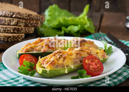 Gefüllte Zucchini mit Huhn, Tomaten und Zwiebeln mit Käse Kruste. Stockfoto