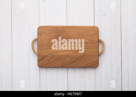 Schneidbrett auf weißen Tisch Stockfoto