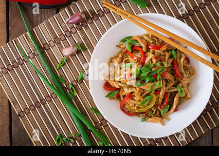 Udon-Nudeln mit Huhn und Paprika - japanische Küche. Ansicht von oben Stockfoto