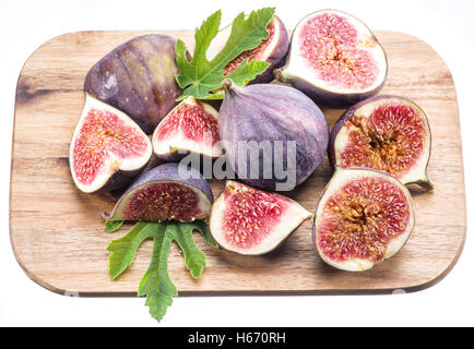 Reife Feigen Früchte auf dem Schneidebrett. Datei enthält Beschneidungspfade. Stockfoto