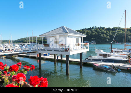 Marina Office - Dart Marina, Dartmouth Devon auf dem River Dart mit Boote vertäut auf einem Ponton und Geranien im Vordergrund Stockfoto