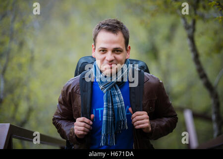 Porträt von ein glücklicher junger Mann mit Rucksack Reisen hautnah. Stockfoto