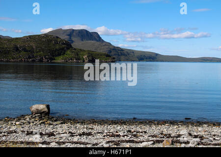 Felsigen und steinigen Strand auf dem Campingplatz am Ardmair Point, in der Nähe von Ullapool Stockfoto